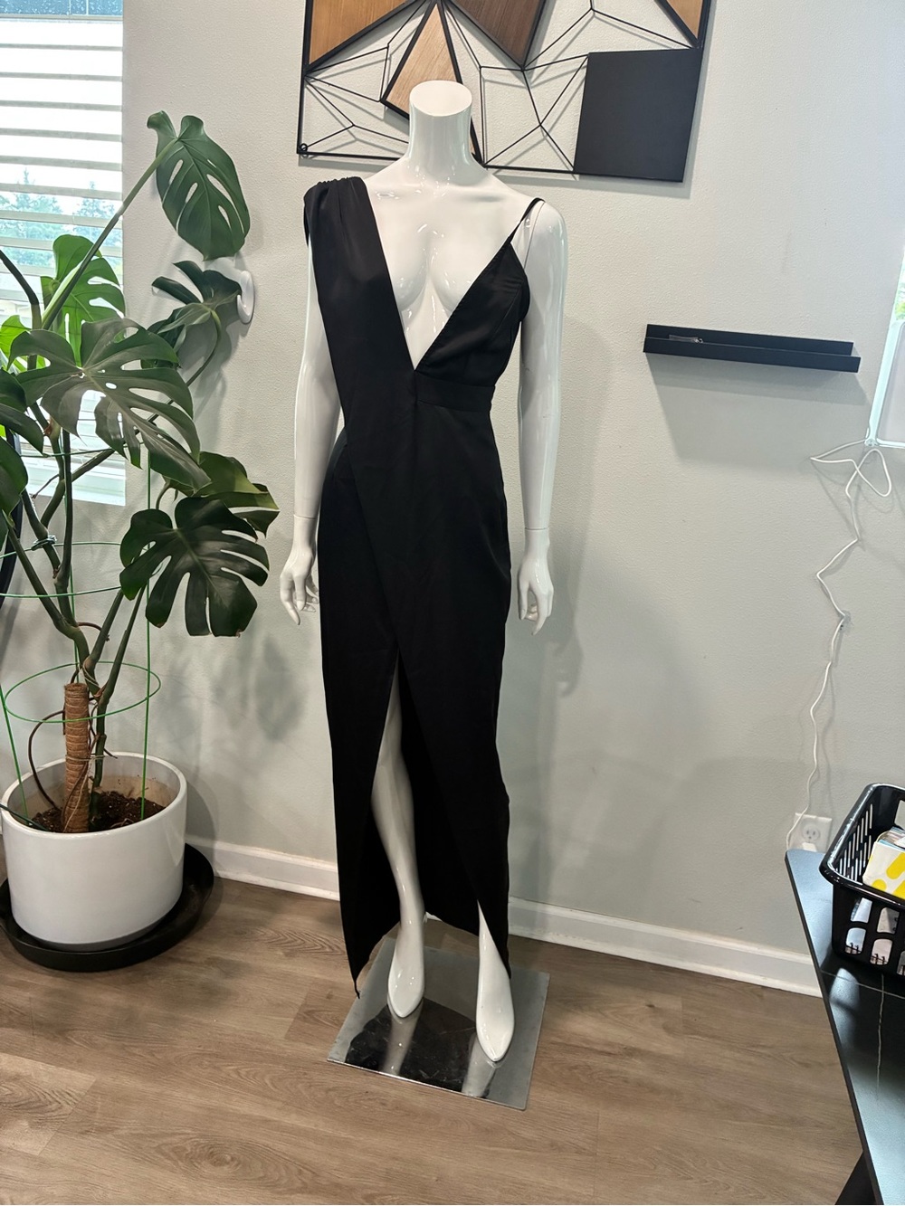 PrettyLittleThing Black One-Shoulder Plunge Evening Gown